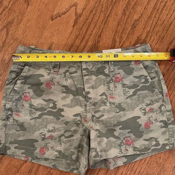 NWT Maurice, camo shorts with a cute pink flower- size 9/10🌸 - Picture 4 of 9